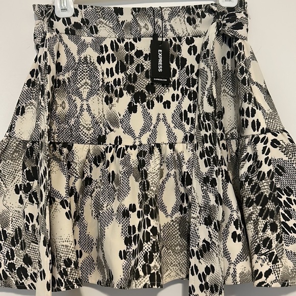 Express Black And White Animal Print Mini Skort, Size 2 - Picture 6 of 10